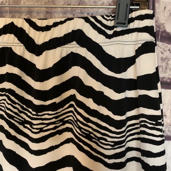 Chico's Size M Black & White Skirt - Picture 5 of 9